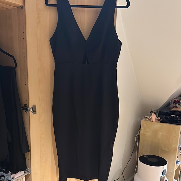 Elegant Black Midi Dress - Picture 1 of 5